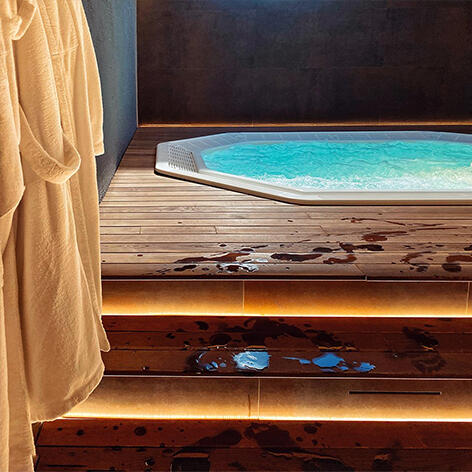 Pool Decks &amp; Hot Tub Decks